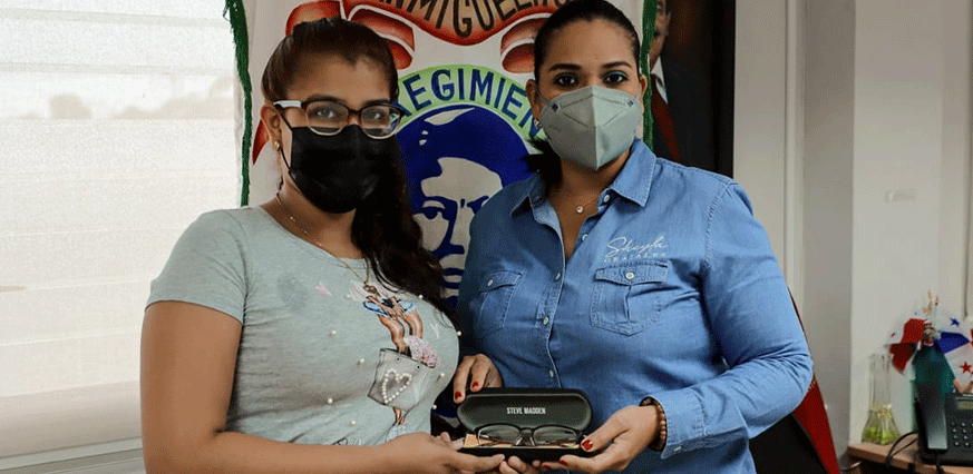 residente del corregimiento de victoriano lorenzo recibiendo donacion de lentes con receta