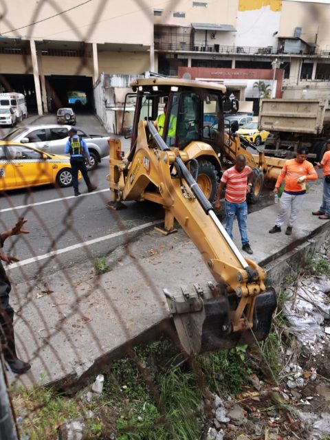 Trabajo en equipo por la seguridad de nuestra comunidad
Luego de la caída de un árbol de gran tamaño en Calle 16, Monte Oscuro, junto a Plaza La Condesa, se realizaron intensas jornadas de trabajo para retirar el tronco y las ramas que obstruían la cuneta y parte de la vía, garantizando nuevamente el paso seguro de vehículos y peatones.
Agradecemos el apoyo y la coordinación interinstitucional del Ministerio de Obras Públicas (MOP), la Autoridad de Aseo, SINAPROC, el Municipio de San Miguelito y la ATTT, quienes atendieron el llamado realizado por la Junta Comunal Victoriano Lorenzo para dar respuesta a esta situación.
Seguimos trabajando de manera coordinada para brindar soluciones oportunas y velar por la seguridad y el bienestar de todos los residentes.