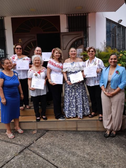 Con mucha alegría culminamos el Curso de Creación de Tembleques, desarrollado durante varias semanas en el sector de Residencial El Bosque, donde nuestras participantes aprendieron y perfeccionaron el arte de confeccionar uno de los símbolos más representativos de la pollera panameña.

Felicitamos a cada una de las participantes por su dedicación, compromiso y entusiasmo, así como a quienes hicieron posible esta hermosa iniciativa que fortalece nuestras tradiciones y promueve el aprendizaje de nuevos conocimientos.

Desde la Junta Comunal Victoriano Lorenzo seguiremos impulsando espacios de capacitación que preserven nuestra cultura y generen oportunidades para nuestra comunidad.

💐 ¡Muchas felicidades a todas las graduandas y que este sea el inicio de muchos éxitos!
