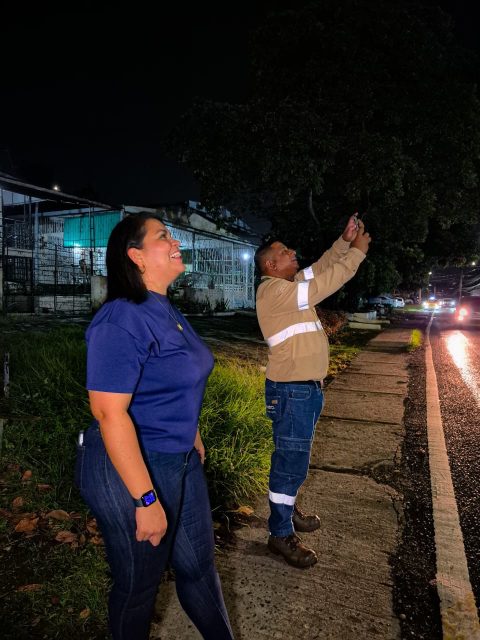 La noche de ayer, 21 de julio, realizamos un recorrido junto al equipo de ENSA por distintos sectores de nuestro corregimiento para identificar luminarias dañadas, postes que requieren reemplazo y puntos donde hace falta iluminación.
Este trabajo en campo nos permite levantar y dar seguimiento a las mejoras que contribuyen a una mayor seguridad y tranquilidad para nuestros residentes
Seguimos #TrabajandoPorTí #TuBienestarNuestraMisión