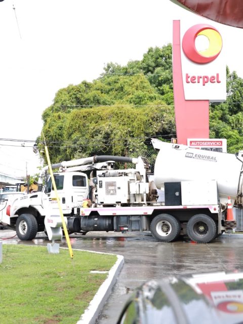 Realizamos una jornada integral de mantenimiento que incluyó el corte de ramas de árboles, limpieza de herbazales y, con el apoyo del @moppma un camión Vactor para la limpieza y liberación de alcantarillas y cunetas, contribuyendo a mejorar el drenaje y prevenir inundaciones.