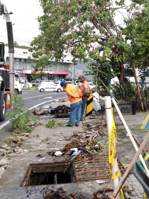 En coordinación con el Ministerio de Obras Públicas (MOP) continuamos realizando la limpieza y destape de alcantarillas, cunetas y sistemas de drenaje pluvial con el apoyo del camión Vactor, retirando lodo, basura y otros desechos arrastrados por las lluvias que obstruyen el paso normal del agua.
Estas acciones preventivas ayudan a reducir el riesgo de inundaciones y mejoran el funcionamiento de la red de drenaje en beneficio de toda la comunidad.
Seguimos presentes en el territorio, atendiendo las necesidades de nuestros vecinos y trabajando por nuestra comunidad
#TrabajandoPorTí #TuBienestarNuestraMisión
