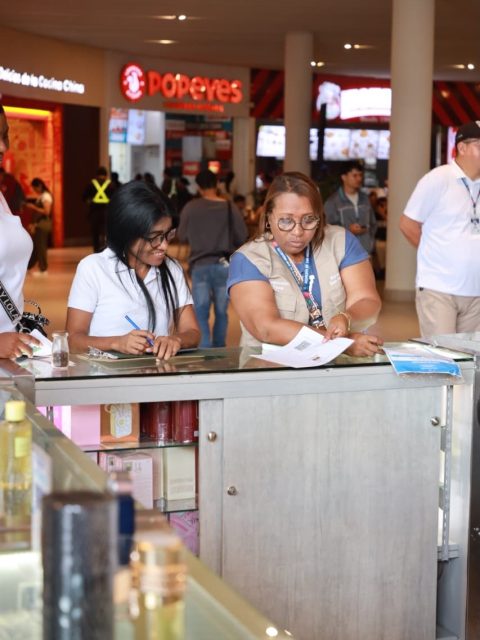 Colaboradores de la Junta Comunal de Victoriano Lorenzo acompañaron a la Dirección de Tesorería del Municipio de San Miguelito en un recorrido por el Centro Comercial de San Miguelito, como parte de las acciones para verificar el cumplimiento de las obligaciones tributarias de los comercios.

Esta jornada permite identificar a quienes mantienen sus impuestos al día y orientar a quienes requieren regularizar su situación.