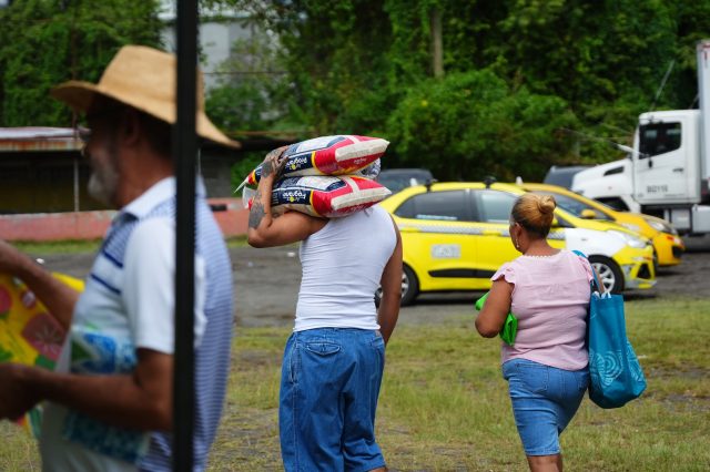 Más de 1,200 personas participaron de la Gran Agroferia Pa’l Pueblo, desde el sector de Gelaberth (El Martillo) aprovechando productos a precios accesibles y compartiendo en una actividad pensada para el beneficio de nuestras familias.
Estas jornadas son una muestra de que cuando acercamos oportunidades y servicios a la comunidad, construimos bienestar entre todos. 🤝
Seguimos #TrabajandoPorTí #TuBienestarNuestraMisión