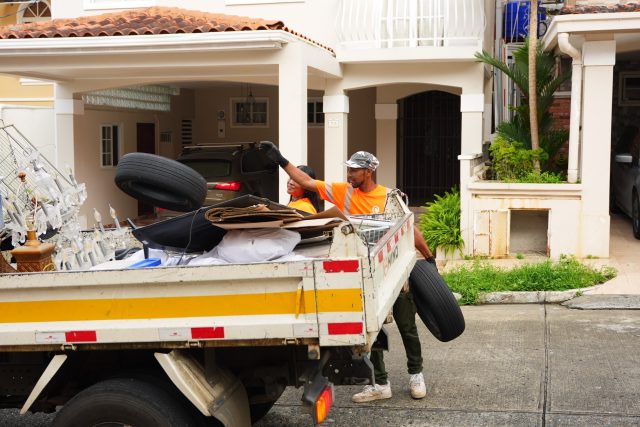 Recorrimos el sector de El Doral para realizar una jornada de recolección de desechos voluminosos, como muebles, colchones, electrodomésticos y otros artículos de gran tamaño.

El objetivo es claro: evitar la acumulación de estos desechos, mantener nuestros espacios limpios y mejorar la calidad de vida de nuestra comunidad.

Seguimos #TrabajandoPorTí #TuBienestarNuestraMisión