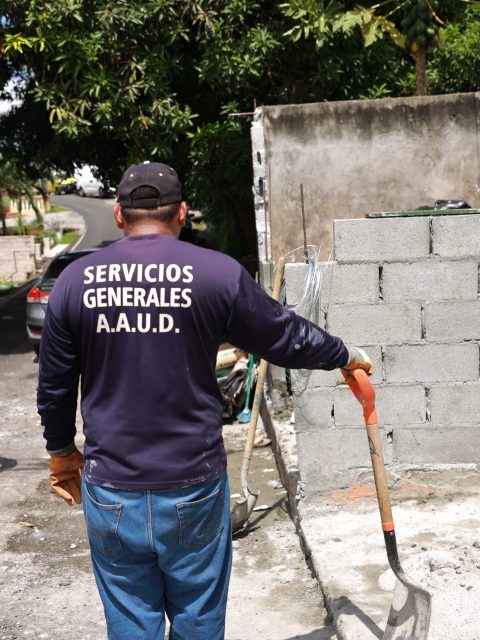 Dimos seguimiento a la situación de la tinaquera de Calle 8va, Monte Oscuro, la cual resultó afectada durante las labores de recolección de desechos realizadas por el equipo de la Autoridad de Aseo.

Gracias a la coordinación y gestión realizada, ya iniciaron los trabajos de reparación para recuperar este espacio y garantizar mejores condiciones para la disposición de los desechos de los residentes del sector.

#TrabajandoPorTí #TuBienestarNuestraMisión