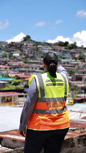 Seguimos recorriendo el corregimiento ❤️
Vecinos de Santa Rosa, arrancamos la reconstrucción de la vereda en el sector del Globo 23. Enhorabuena 🙌
Realzamos la inspección a la escalera que conecta Calle 8va con Calle 16 Monte Oscuro y sobre la tinaquera en ese mismo sector, reconstruida por la Autoridad de Aseo.
Próximamente convocaremos a un conversatorio por la construcción de aceras y cunetas en el sector de Calle 8va Monté Oscuro.
Seguimos #TrabajandoPorTí #TuBienestarNuestraMisión