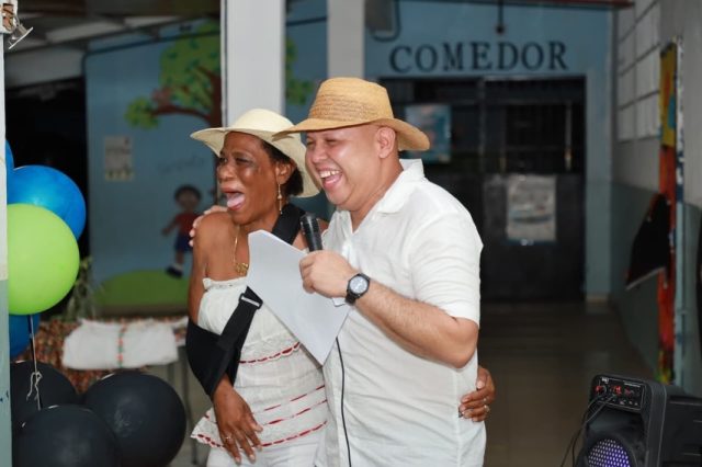 Con mucha alegría celebramos la entrega de certificados a las participantes del curso de confección de Pollera Montuna Santeña, elaborada completamente a mano por mujeres de nuestro corregimiento.

Esta iniciativa fue organizada por el Departamento de Cultura de la Junta Comunal, que continúa promoviendo espacios de aprendizaje, participación y desarrollo para nuestra comunidad.

Reconocemos la dedicación, creatividad y esfuerzo de cada participante por aprender y mantener viva una de nuestras expresiones culturales.

Agradecemos especialmente la participación y por ser la garante a la directora Regional de Educación de San Miguelito, Aymeth Espinosa, quien nos acompañó en esta ceremonia tan especial.

Seguimos #TrabajandoPorTí #TuBienestarNuestraMisión