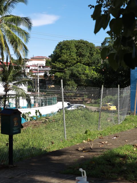 Tras el colapso de un tramo del muro en el sector de Residencial El Bosque a causa de las fuertes lluvias de ayer, iniciamos desde horas de la noche los trabajos de limpieza y remoción de escombros para colocar una cerca ciclónica como medida paliativa, mientras avanza el proceso para la solución definitiva.
Estas labores se realizaron en conjunto con la Junta Comunal de Amelia Denis de Icaza y la Alcaldía de San Miguelito, sumando esfuerzos para atender esta situación y brindar mayor seguridad en el área.
Es importante recordar que el proyecto de reconstrucción del muro ya fue aprobado y se encuentra a la espera del refrendo de la Contraloría General de la República para continuar con el proceso correspondiente.
