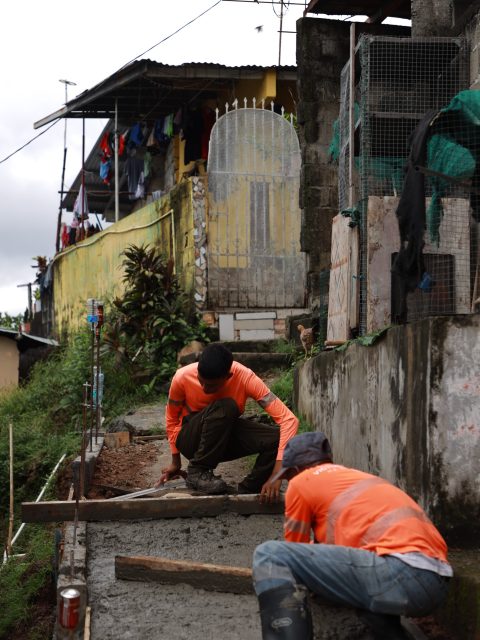 Seguimos trabajando en el sector de Globo 23, donde avanzan los trabajos de reparación de una vereda para mejorar las condiciones de paso y brindar mayor seguridad a los residentes. 

#TrabajandoPorTí #TuBienestarNuestraMisión