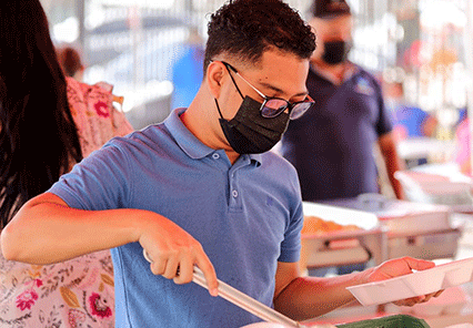 Daniel gonzalez cooperando en su actividad para recolectar fondos en san miguelito